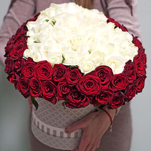 Фотография: 101 роза: приятные эмоции с помощью доставки цветов в Киеве №2 - BigPicture.ru