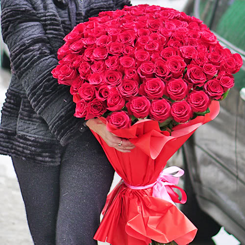 Фотография: 101 роза: приятные эмоции с помощью доставки цветов в Киеве №4 - BigPicture.ru