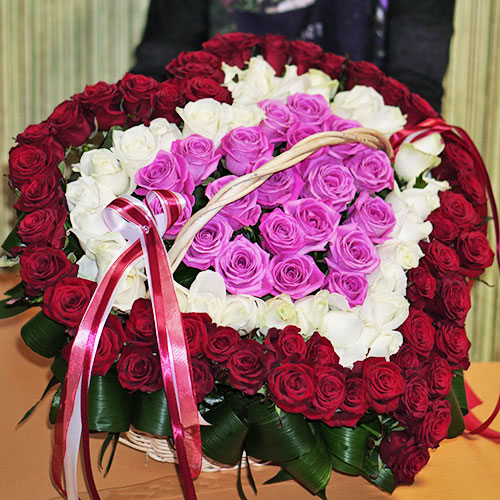 Фотография: 101 роза: приятные эмоции с помощью доставки цветов в Киеве №3 - BigPicture.ru
