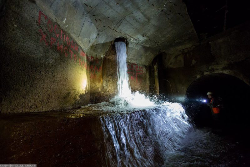 Фотография: Кремлевские купания: компанию задержали в подземном коллекторе в центре Москвы №4 - BigPicture.ru