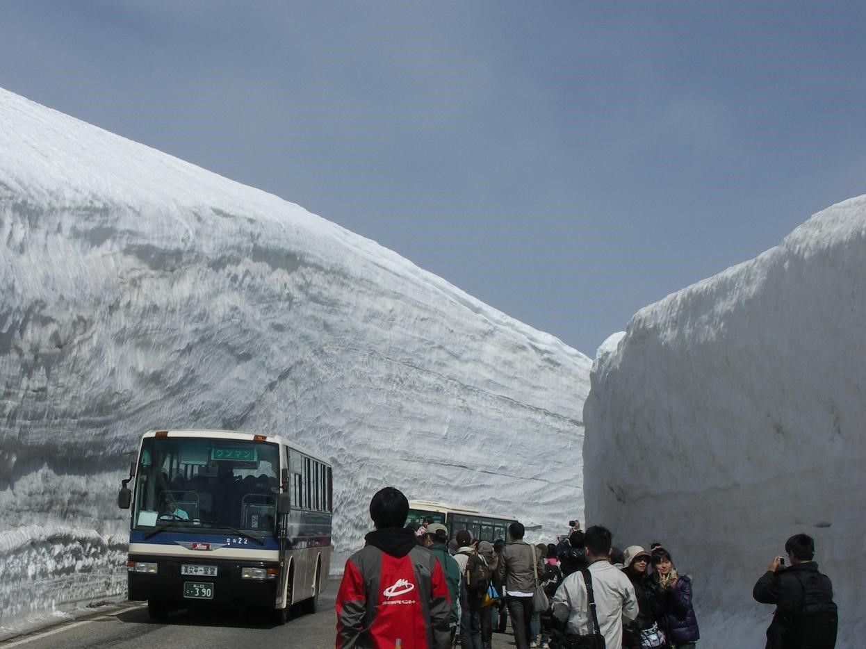 Самый большой сугроб. Татеяма Куробе. Tateyama Kurobe Alpine. Снежный коридор Татэяма Куробэ в Японии. Снежный коридор в Японии высотой 20 метров.