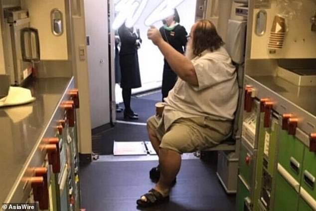 Фотография: Кутерьма под облаками: 200-килограммовый толстяк унижал стюардесс в туалете лайнера №2 - BigPicture.ru
