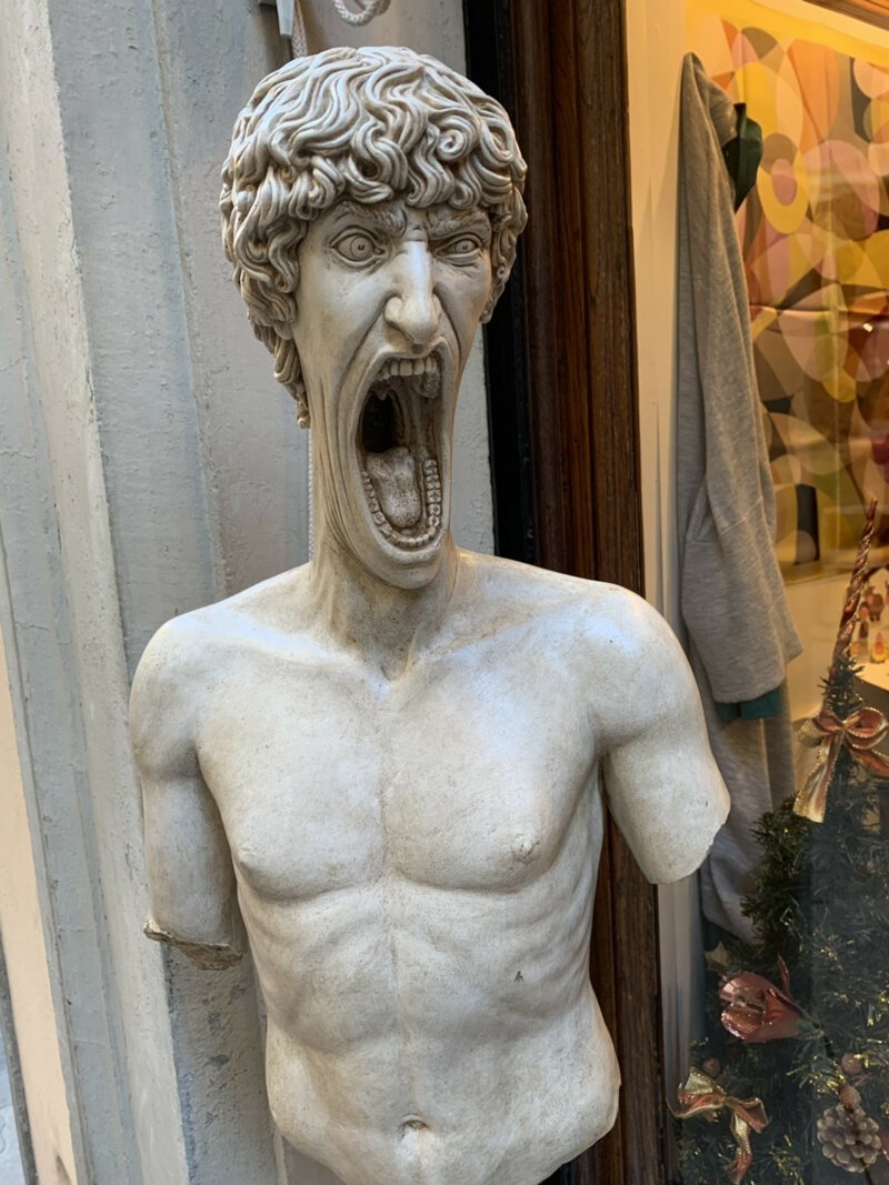 Фотография: Повод для мема: кричащая статуя в Италии взорвала интернет №2 - BigPicture.ru