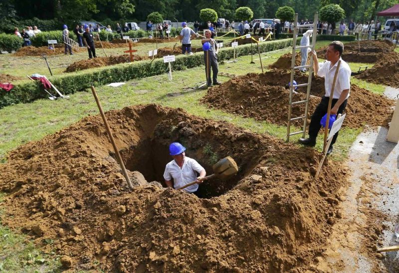 Фотография: Кладбищенские истории, или Почему могилы роют глубиной 2 метра? №12 - BigPicture.ru