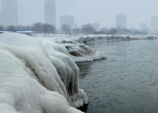 Чибирские холода: США сковали рекордные морозы, Чикаго сковало льдом