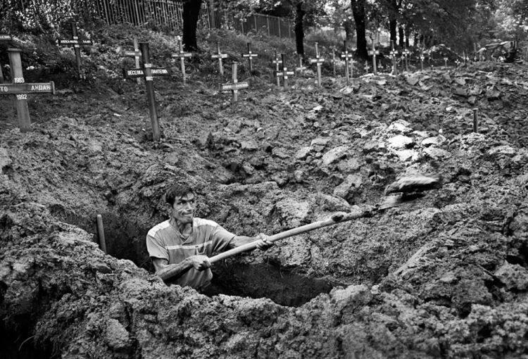 Фотография: Кладбищенские истории, или Почему могилы роют глубиной 2 метра? №11 - BigPicture.ru