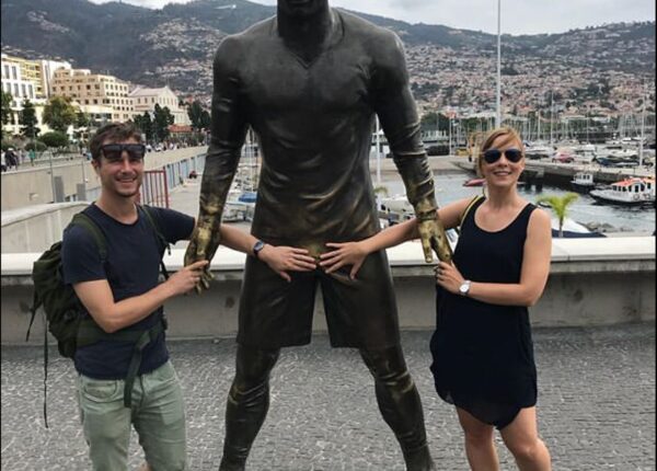 «Золотые яйца»: страстные фанатки Криштиану Роналду отполировали статую известного футболиста