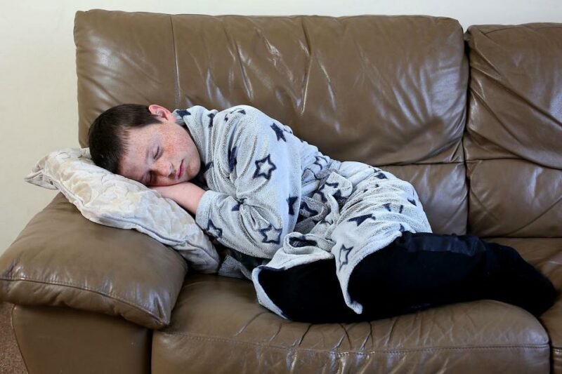 Фотография: Спящий красавец: 11-летний мальчик попал в сонный плен и теперь живет на грани реальности и сновидений №1 - BigPicture.ru