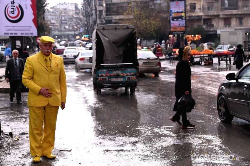 Фотография: Цвет настроения - желтый: этот пожилой сириец уже 35 лет надевает одежду только одного оттенка №6 - BigPicture.ru