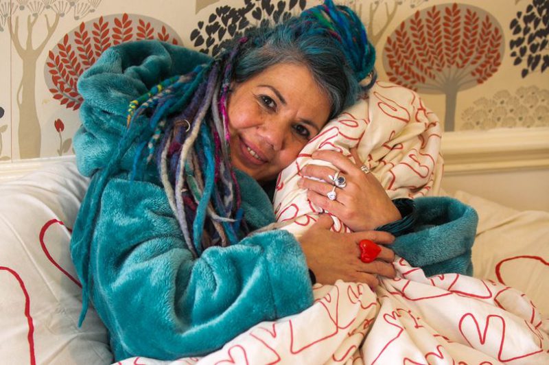 Фотография: Теплые отношения: женщина выходит замуж за одеяло №2 - BigPicture.ru