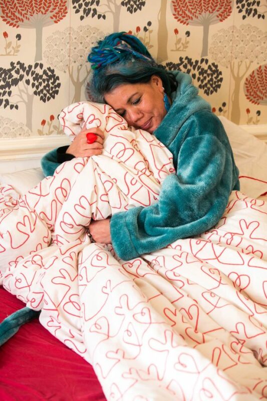 Фотография: Теплые отношения: женщина выходит замуж за одеяло №5 - BigPicture.ru