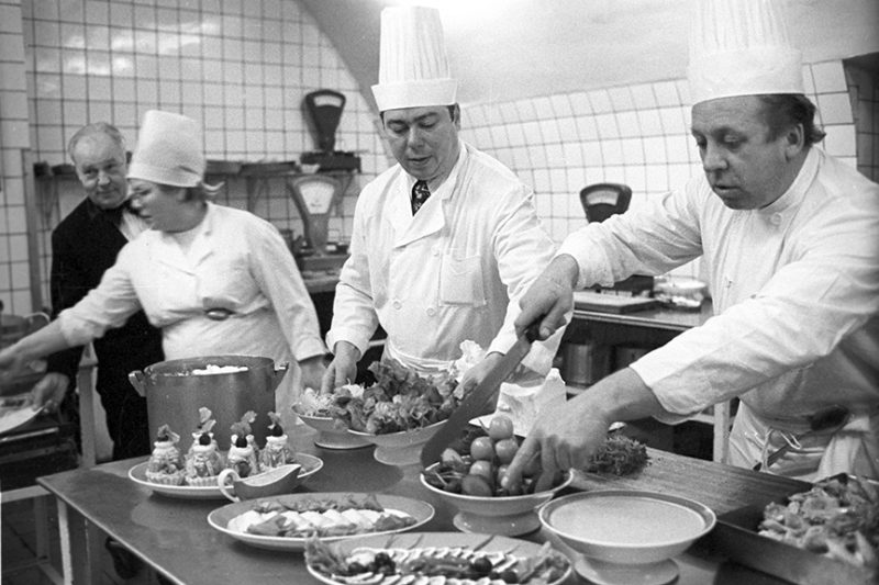 Фотография: Ешь ананасы, рябчиков жуй: как отдыхали в советских и американских ресторанах по разные стороны 