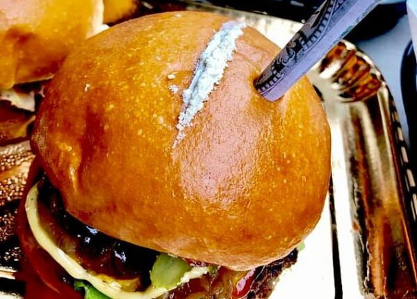 Наркобургер: в австралийском кафе подают бургеры с белым порошком и 100-долларовой купюрой