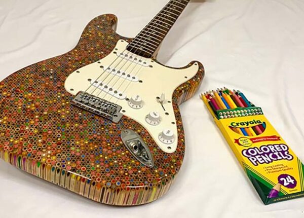 Как создать уникальную гитару? Нужны 500 долларов, 1200 цветных карандашей, энтузиазм и время