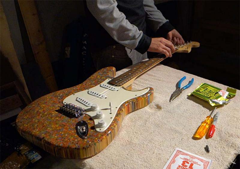 Фотография: Как создать уникальную гитару? Нужны 500 долларов, 1200 цветных карандашей, энтузиазм и время №20 - BigPicture.ru