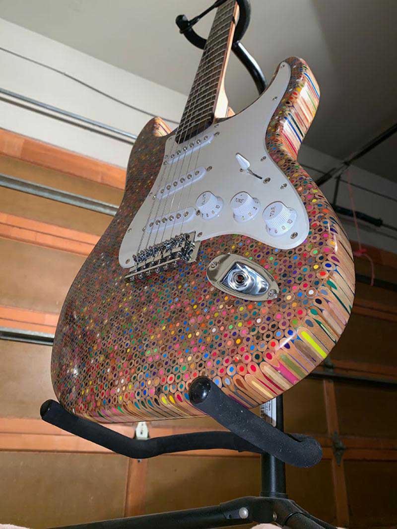Фотография: Как создать уникальную гитару? Нужны 500 долларов, 1200 цветных карандашей, энтузиазм и время №22 - BigPicture.ru