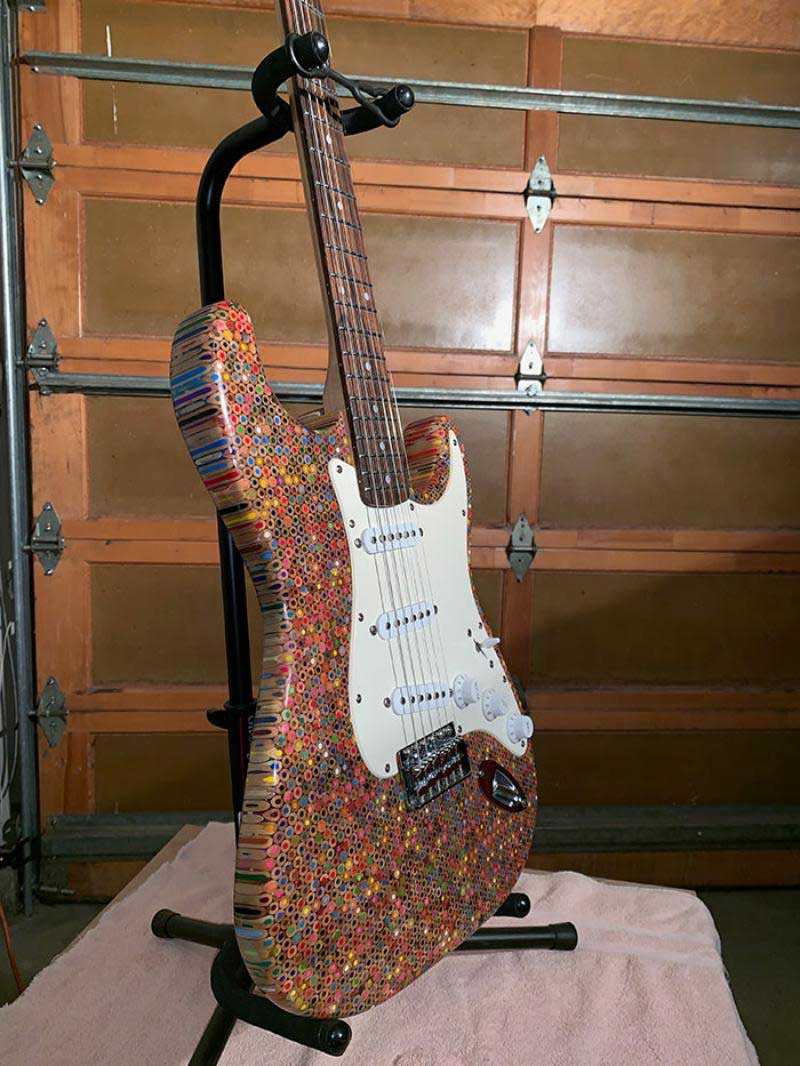 Фотография: Как создать уникальную гитару? Нужны 500 долларов, 1200 цветных карандашей, энтузиазм и время №24 - BigPicture.ru