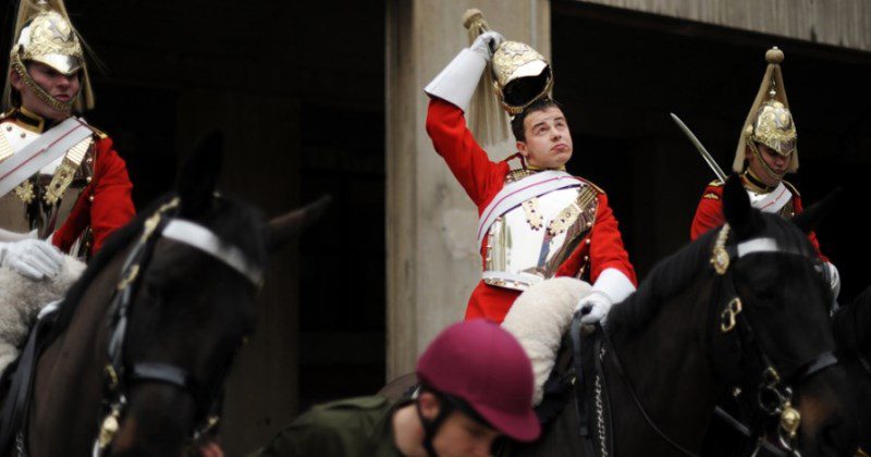 Фотография: Случай неуставных половых отношений возмутил британских кавалеристов №1 - BigPicture.ru