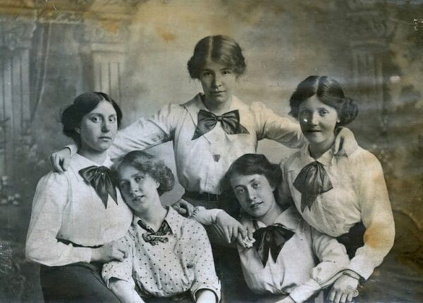Мгновения прошлого: как выглядели юные леди 100 лет назад