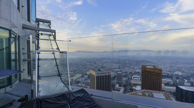 Фотография: Стеклянная горка на самом высоком небоскребе Лос-Анджелеса заменяет отважным лифт №5 - BigPicture.ru
