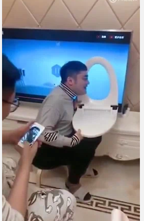 Фотография: Мир через крышку от унитаза: зачем китайцы снимают видео с сантехническим аксессуаром №2 - BigPicture.ru