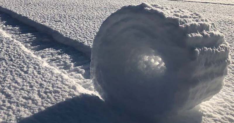Фотография: На поле в Великобритании наблюдали редкое природное явление - снежные рулоны №1 - BigPicture.ru