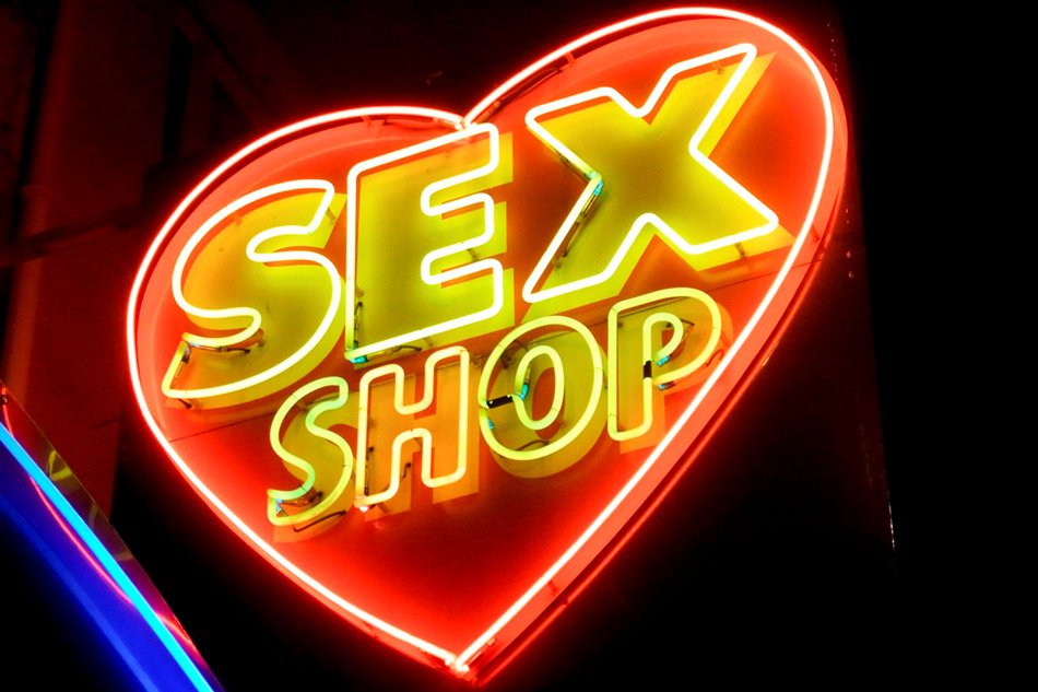 Фотография: Sex shop: что покупают пенсионеры, кто больше всех смущается и какие товары самые популярные №2 - BigPicture.ru