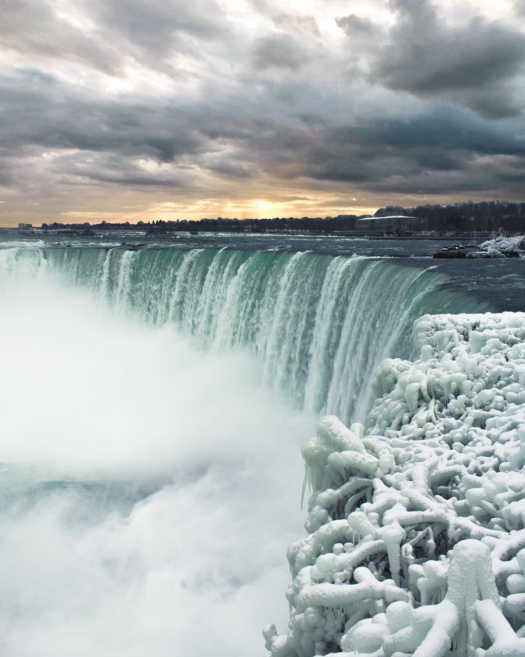 Фотография: Ниагарский водопад превратился в ледник. Вы просто обязаны увидеть эти фото! №4 - BigPicture.ru