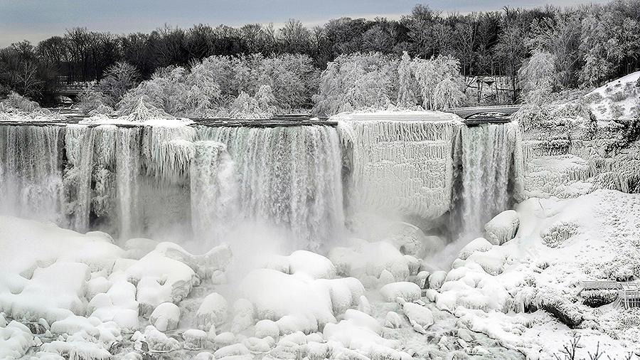 Фотография: Ниагарский водопад превратился в ледник. Вы просто обязаны увидеть эти фото! №1 - BigPicture.ru