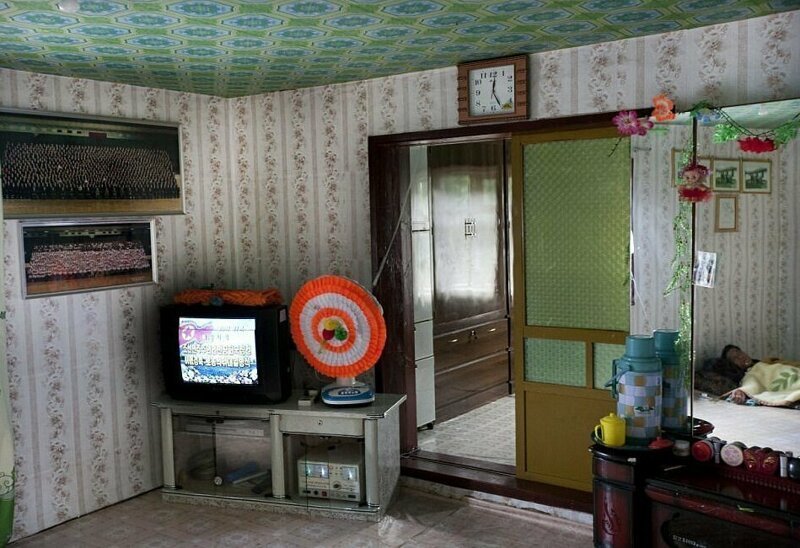 Фотография: Пустота, простота и нищета: 16 реальных фото квартир жителей Северной Кореи №11 - BigPicture.ru
