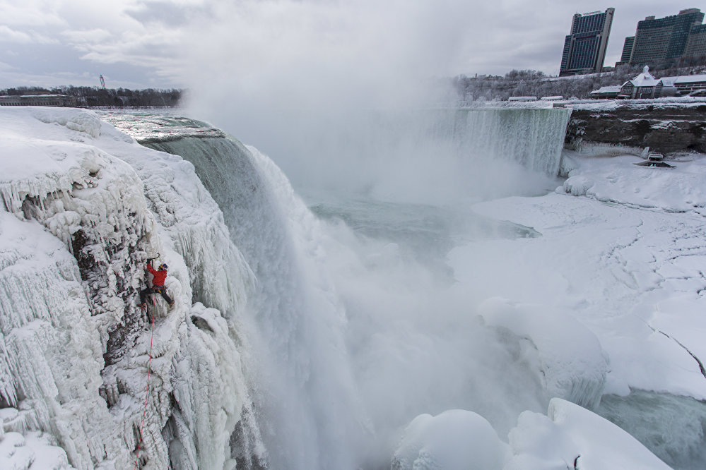 Фотография: Ниагарский водопад превратился в ледник. Вы просто обязаны увидеть эти фото! №10 - BigPicture.ru