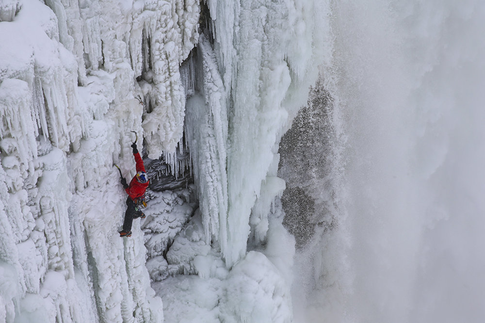 Фотография: Ниагарский водопад превратился в ледник. Вы просто обязаны увидеть эти фото! №11 - BigPicture.ru