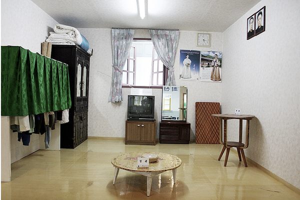 Фотография: Пустота, простота и нищета: 16 реальных фото квартир жителей Северной Кореи №5 - BigPicture.ru