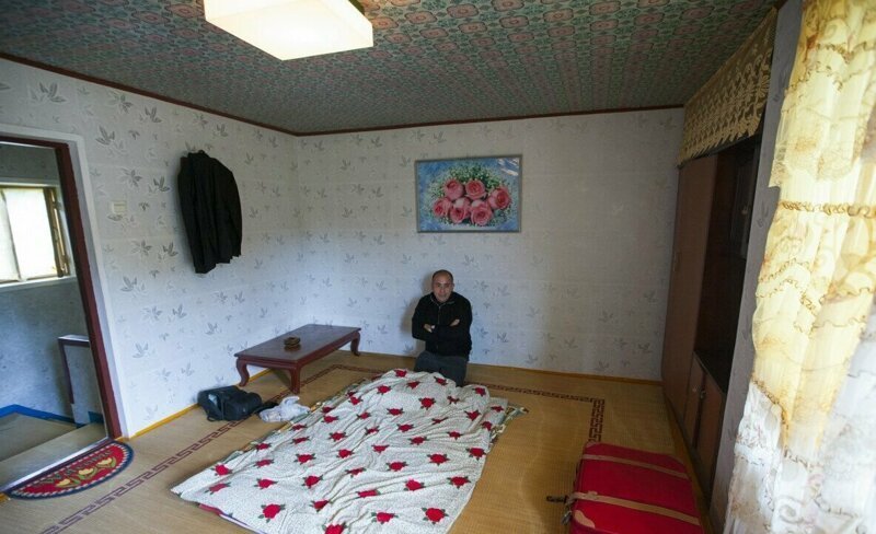 Фотография: Пустота, простота и нищета: 16 реальных фото квартир жителей Северной Кореи №14 - BigPicture.ru