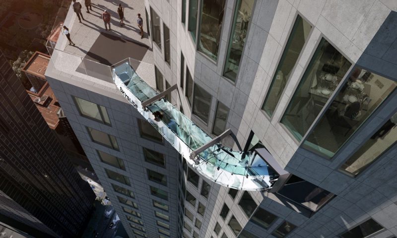 Фотография: Стеклянная горка на самом высоком небоскребе Лос-Анджелеса заменяет отважным лифт №6 - BigPicture.ru