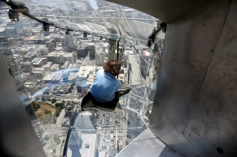 Фотография: Стеклянная горка на самом высоком небоскребе Лос-Анджелеса заменяет отважным лифт №9 - BigPicture.ru