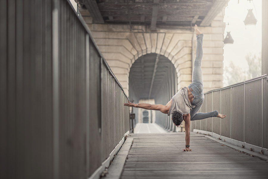 Фотография: Магия танца с мегаполисом: великолепная серия фото гимнастов и танцоров от Димитрия Рулланда №12 - BigPicture.ru