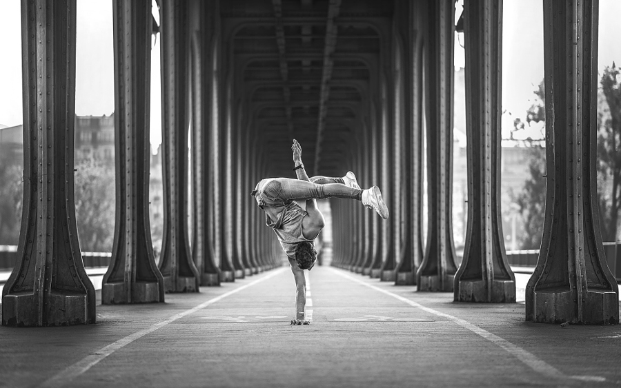 Фотография: Магия танца с мегаполисом: великолепная серия фото гимнастов и танцоров от Димитрия Рулланда №9 - BigPicture.ru