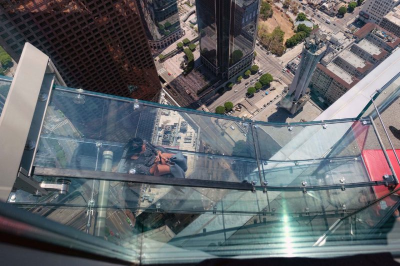 Фотография: Стеклянная горка на самом высоком небоскребе Лос-Анджелеса заменяет отважным лифт №3 - BigPicture.ru