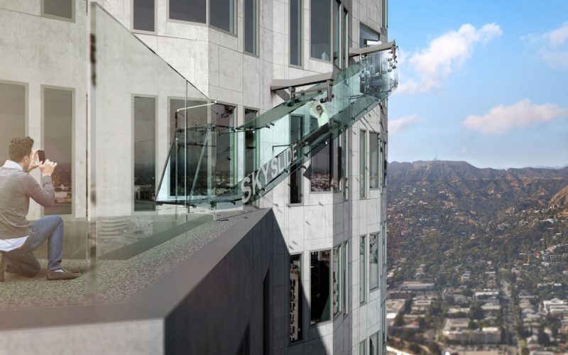 Фотография: Стеклянная горка на самом высоком небоскребе Лос-Анджелеса заменяет отважным лифт №8 - BigPicture.ru