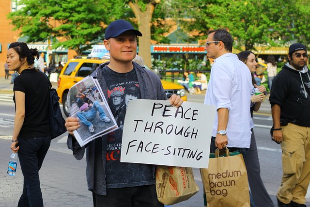 Фотография: Чудак из Бруклина приглашает женщин посидеть на его лице ради мира №2 - BigPicture.ru