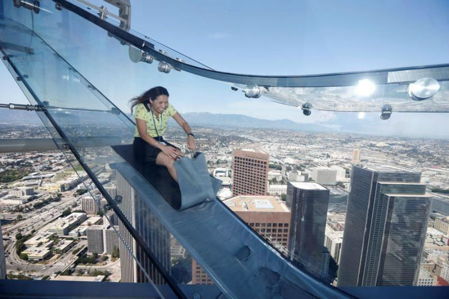 Фотография: Стеклянная горка на самом высоком небоскребе Лос-Анджелеса заменяет отважным лифт №1 - BigPicture.ru