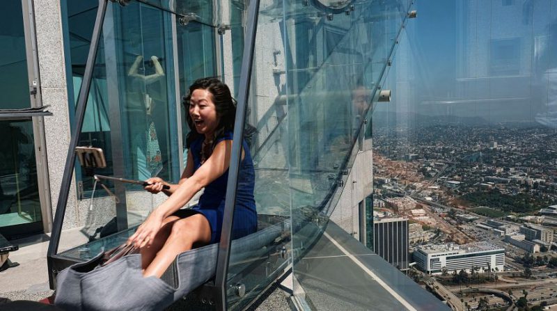 Фотография: Стеклянная горка на самом высоком небоскребе Лос-Анджелеса заменяет отважным лифт №7 - BigPicture.ru