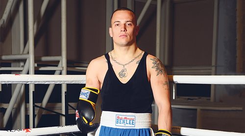 Фотография: Как боксер без правой руки стал профессионалом, побеждает на ринге и работает тренером №2 - BigPicture.ru