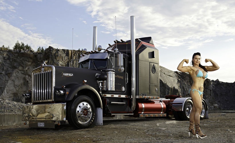 Американская классика: тягачи Peterbilt и длинноногие красотки
