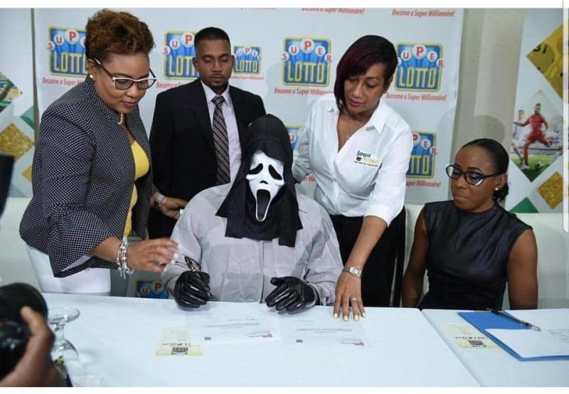 Фотография: Победитель лотереи на Ямайке не дал попрошайкам и грабителям ни одного шанса №1 - BigPicture.ru