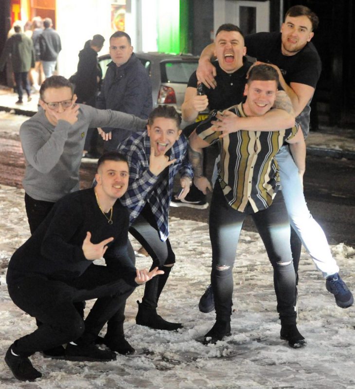 Фотография: Горячие штучки: британские тусовщики бросают вызов снегу и морозам №9 - BigPicture.ru