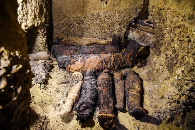 Фотография: Братская могила по-египетски: 50 мумий возрастом более 2400 лет найдены возле Каира №9 - BigPicture.ru