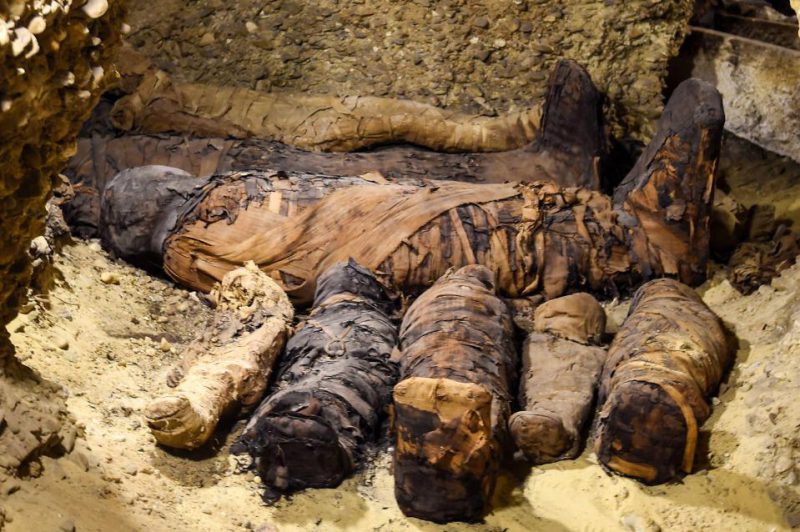 Фотография: Братская могила по-египетски: 50 мумий возрастом более 2400 лет найдены возле Каира №3 - BigPicture.ru