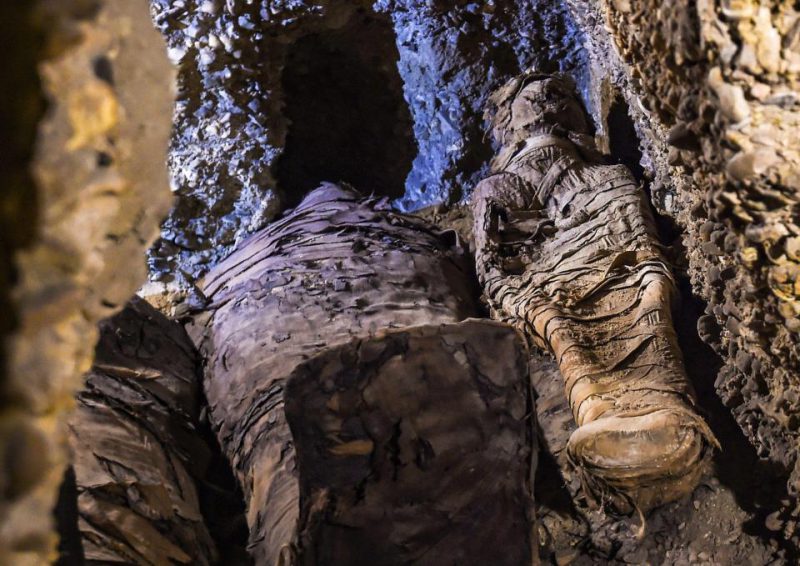 Фотография: Братская могила по-египетски: 50 мумий возрастом более 2400 лет найдены возле Каира №4 - BigPicture.ru